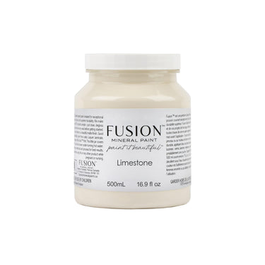 Fusion™ Limestone kalkkikiven sävyinen valkoinen mineraalimaali.
Limestone lämmin valkoinen Fusion™ kalustemaali huonekalujen maalaukseen.