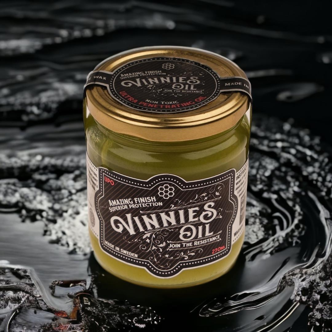 Upeat luonnolliset ja myrkyttömät, Ruotsissa käsintehdyt puun pintakäsittelyaineet. Vinnie's Oil UPO on perus öljy, jota käytetään puhtaan puun käsittelyyn. Se koostuu useista kylmäpuristetuista öljyistä ja kovista vahoista. Voit käyttää sitä myös esimerkiksi nahalle, valu/takoraudalle sekä epoksiin yms. Öljy tunkeutuu syvälle puun syihin, kun taas vaha sulkee tehokkaasti puun huokoset. Joten jos haluat todella kovan pinnan puuhun käytä ensin öljyä ja lopuksi vahaa.