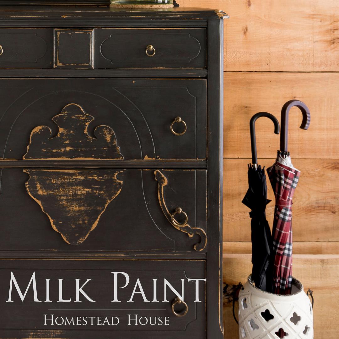 Maitomaali on aito kalkkimaali, se sisältää aitoa kalkkia (ei liitujauhoa), maidon kaseiinia sekä väripigmenttinä aitoa luonnon micajauhetta. Coal Black Homestead house milk paint, maitomaali musta.