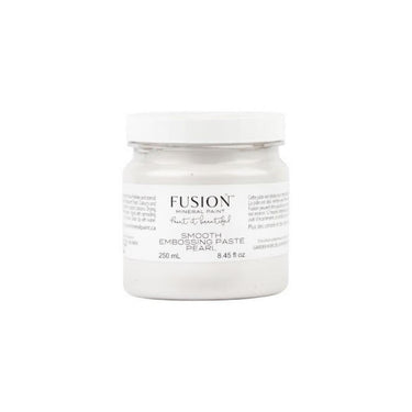 Fusion Mineral Paint Embossing Paste. Embossaus eli kohokuvionti sopii hyvin huonekalujen koristeluun esimerkiksi sabluunan kanssa.