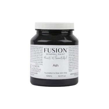 Fusion Mineral Paint on loistava valinta niin diy harrastajalle kuin ammattilaiselle. Entisöinti ja perinnemaalaus onnistuu myös Fusionilla. Sävyjä on yli 60. Fusion on myrkytön ja helppo mineraalimaali. Kalkkimaali ja huonekalumaali kalpenee tämän rinnalla! Sävy on pehmeä, rohkea, tumma hiilenharmaa. Melkein musta, olematta kuitenkaan musta.