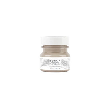 Elegantti tumma beige, taupe Väri pitää sisällään pienen ripauksen pehmeää vaaleanpunaista. Tämä neutraali beige sopii minkä tahansa värin kanssa! Fusion Mineral Paint on loistava valinta niin diy harrastajalle kuin ammattilaiselle. Entisöinti ja perinnemaalaus onnistuu myös Fusionilla. Sävyjä on yli 60. Fusion on myrkytön ja helppo mineraalimaali. Kalkkimaali ja huonekalumaali kalpenee tämän rinnalla!