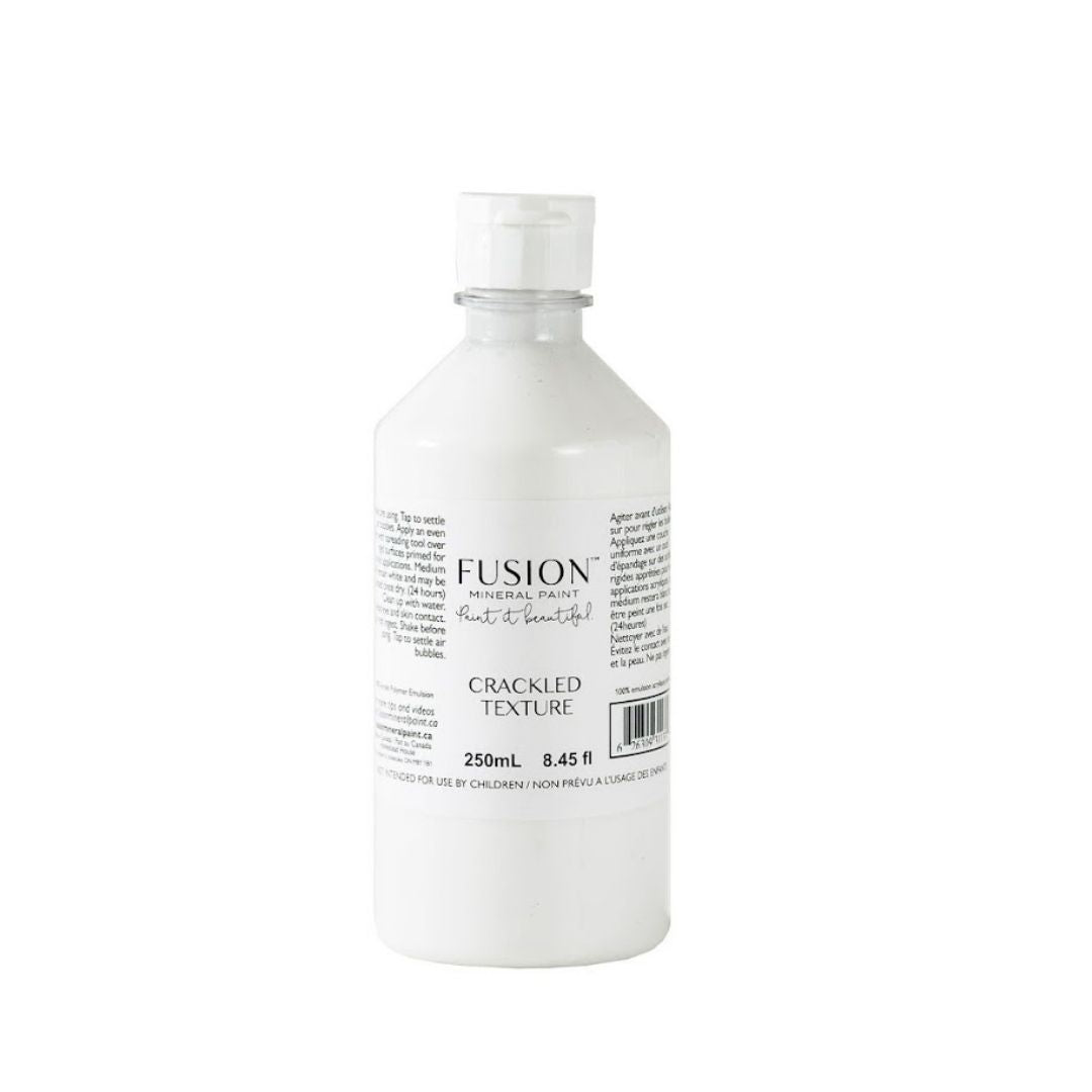 Fusion™ Crackled Texturella saat upean, vanhan, halkeilleen maalin ulkonäön tuotteeseen. Pohjamaalaa tuote yhdellä värillä, lisää krakleerausaine kun pohjamaali on kuivunut, anna kuivua ja maalaa sen päälle tai jätä sellaiseksi. Crackled Texture on tehty samoista korkealaatuisista ainesosista kuin Fusion™ Mineral Paint ja tarttuu lähes kaikkiin mihin Fusion™.