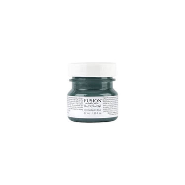Tämä vanha sininen on ollut Fusion™ valikoimissa yli 20 vuotta. Harmahtava ja himmeä sinivihreä, teal tai petrooli, joka sopii hyvin syvien keltaisten, punaisten tai kaikkien neutraalien värien kanssa. Fusion Mineral Paint on loistava valinta niin diy harrastajalle kuin ammattilaiselle. Entisöinti ja perinnemaalaus onnistuu myös Fusionilla. Sävyjä on yli 60. Fusion on myrkytön ja helppo mineraalimaali. Kalkkimaali ja huonekalumaali kalpenee tämän rinnalla!