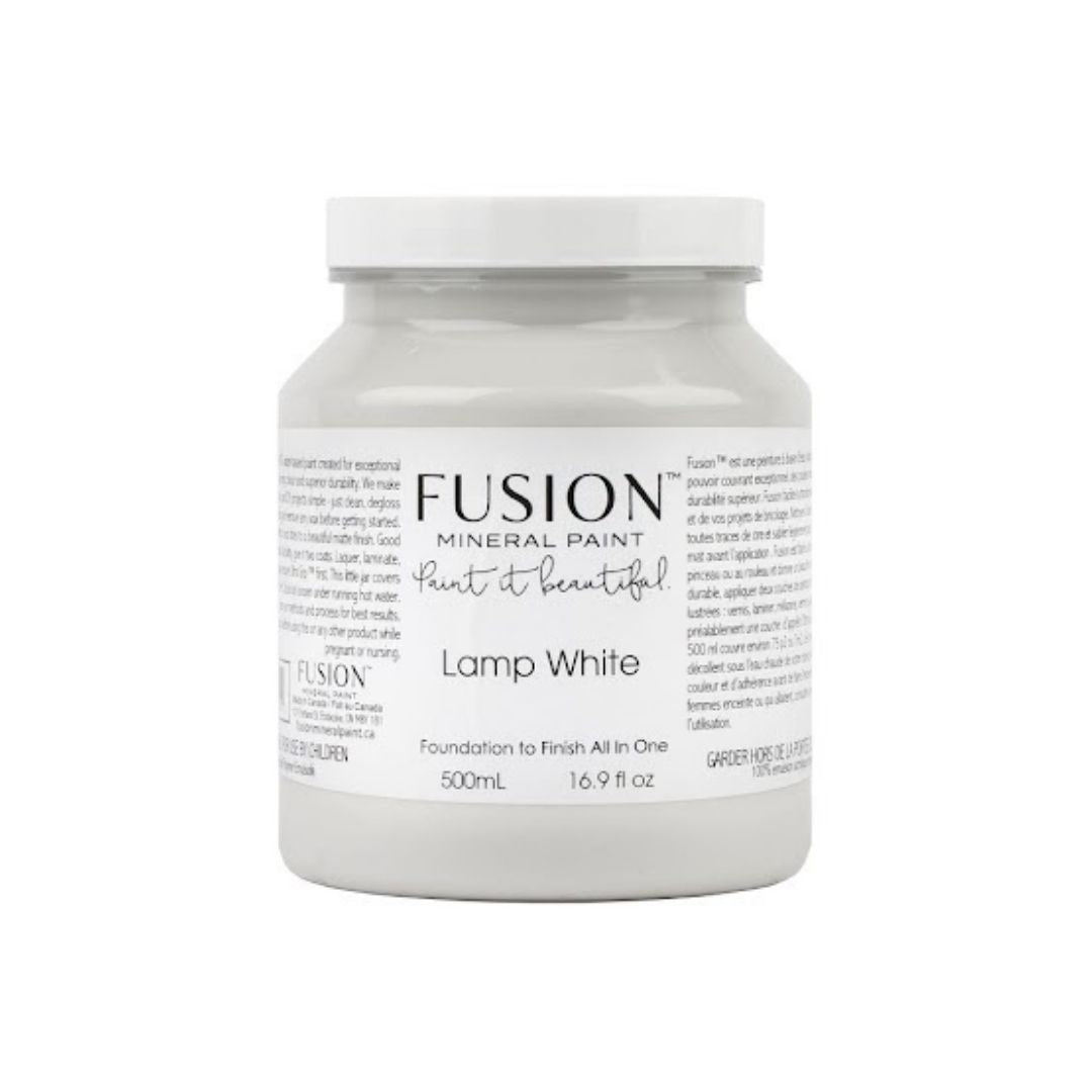 Tämä neutraali, viileä valkoinen sisältää ripauksen harmaata. Fusion Mineral Paint on loistava valinta niin diy harrastajalle kuin ammattilaiselle. Entisöinti ja perinnemaalaus onnistuu myös Fusionilla. Sävyjä on yli 60. Fusion on myrkytön ja helppo mineraalimaali. Kalkkimaali ja huonekalumaali kalpenee tämän rinnalla!