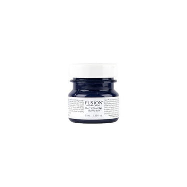 Intensiivinen, royal blue. Tämä erittäin värikylläinen, voimakas syvänsininen sävy on ollut Fusion™ valikoimissa yli 20 vuotta. Upea, kuninkaallinen tummansininen. Fusion Mineral Paint on loistava valinta niin diy harrastajalle kuin ammattilaiselle. Entisöinti ja perinnemaalaus onnistuu myös Fusionilla. Sävyjä on yli 60. Fusion on myrkytön ja helppo mineraalimaali. Kalkkimaali ja huonekalumaali kalpenee tämän rinnalla!