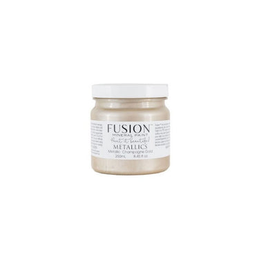 Champagne Gold metallimaali on pehmeä, hienostunut ja moderni. Se on kuin päivitetty versio vanhasta kullasta - vähemmän tummaa kultaa ja enemmän kevyttä valon kosketusta ja ilmavuutta. Fusion Mineral Paint on loistava valinta niin diy harrastajalle kuin ammattilaiselle. Entisöinti ja perinnemaalaus onnistuu myös Fusionilla. Sävyjä on yli 60. Fusion on myrkytön ja helppo mineraalimaali. Kalkkimaali ja huonekalumaali kalpenee tämän rinnalla!