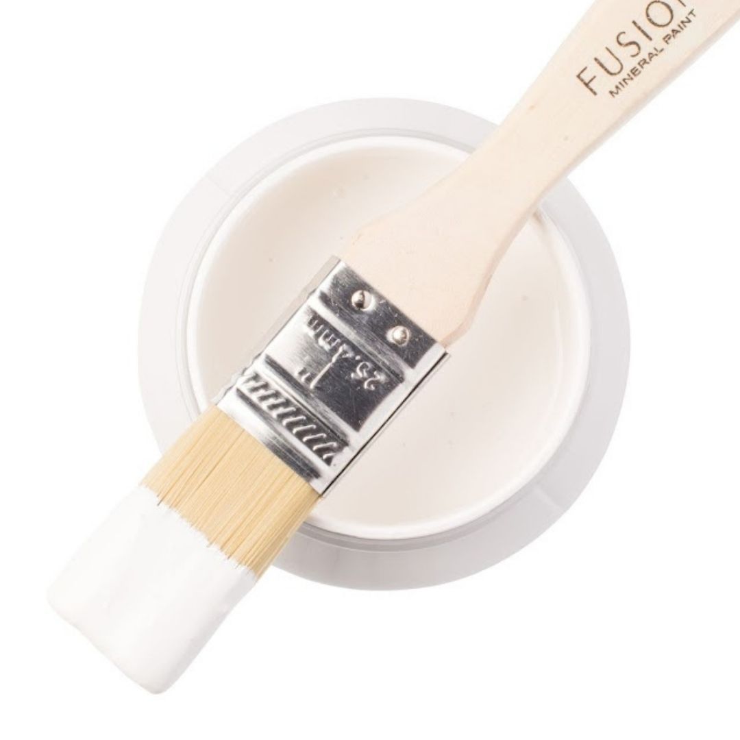 Ihana kirkkaan valkoinen. Ihastuttava puhtaanvalkoinen. Picket Fence on perusväri mihin tahansa huoneeseen, mikä tarvitsee lisää valoa. Fusion Mineral Paint on loistava valinta niin diy harrastajalle kuin ammattilaiselle. Entisöinti ja perinnemaalaus onnistuu myös Fusionilla. Sävyjä on yli 60. Fusion on myrkytön ja helppo mineraalimaali. Kalkkimaali ja huonekalumaali kalpenee tämän rinnalla!