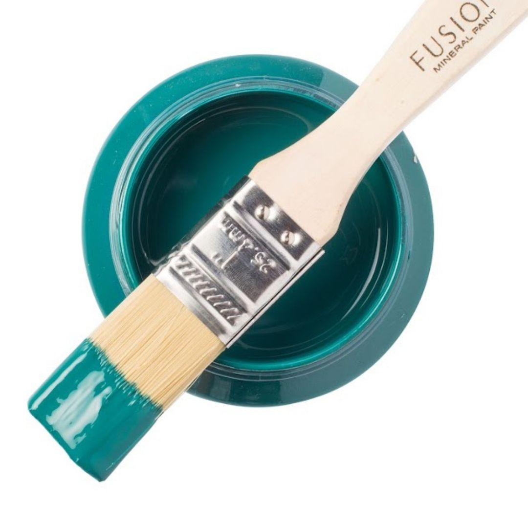 Upea teal, sinertävä vihreä. Suosittu sinivihreä, joka näyttää upealta keltaisten, punaisten ja ruskea-harmaiden sävyjen kanssa. Fusion Mineral Paint on loistava valinta niin diy harrastajalle kuin ammattilaiselle. Entisöinti ja perinnemaalaus onnistuu myös Fusionilla. Sävyjä on yli 60. Fusion on myrkytön ja helppo mineraalimaali. Kalkkimaali ja huonekalumaali kalpenee tämän rinnalla!