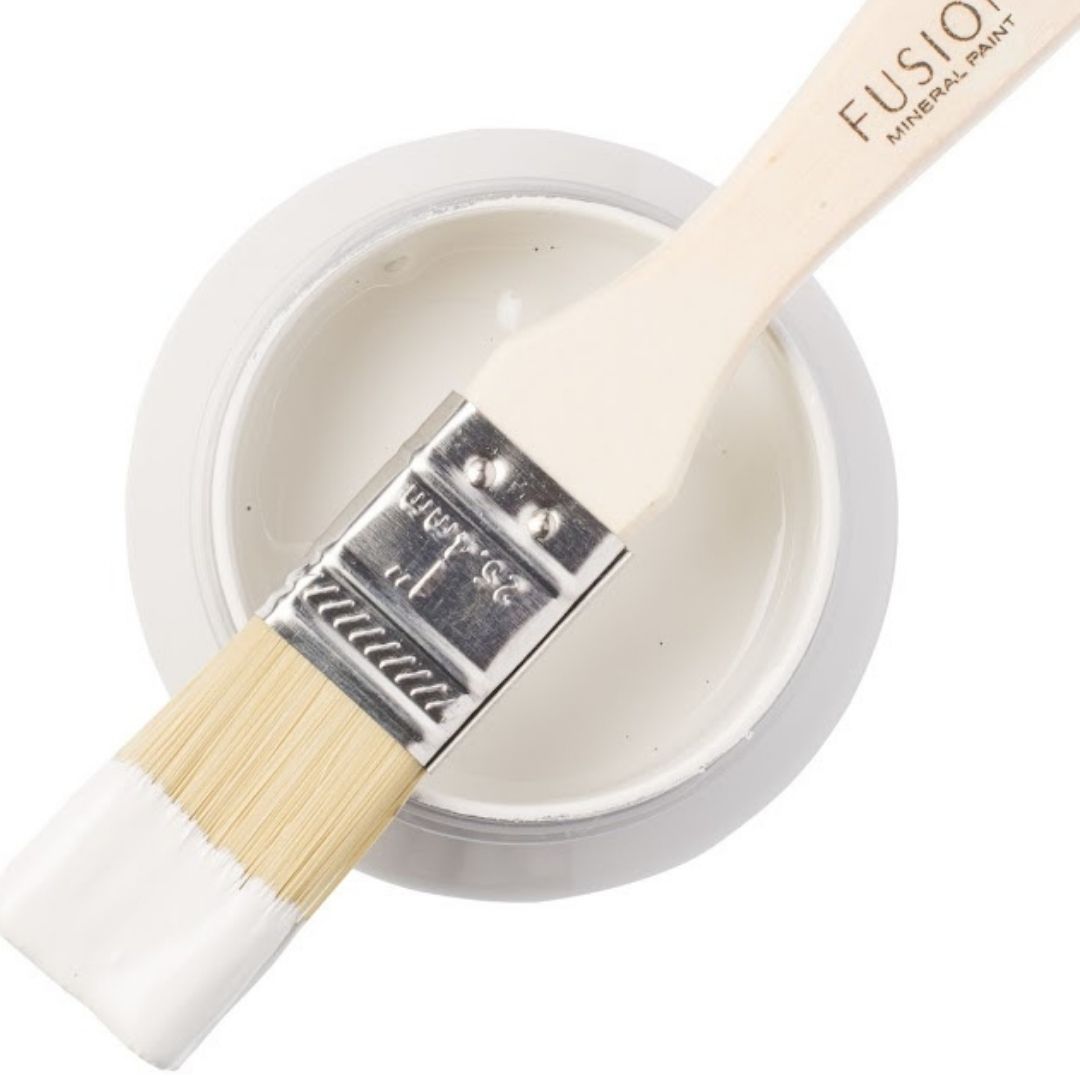 Tämä neutraali, viileä valkoinen sisältää ripauksen harmaata. Fusion Mineral Paint on loistava valinta niin diy harrastajalle kuin ammattilaiselle. Entisöinti ja perinnemaalaus onnistuu myös Fusionilla. Sävyjä on yli 60. Fusion on myrkytön ja helppo mineraalimaali. Kalkkimaali ja huonekalumaali kalpenee tämän rinnalla!