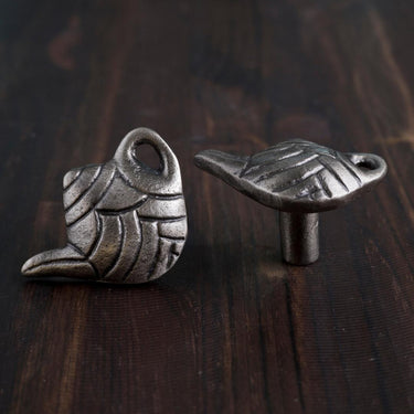 Metallinen kahvipannu -vedin. Kiinnitysruuvi sis. tuotteeseen. Myydään yksittäin. Väri: hopea, musta Koko: halkaisija 38 mm, korkeus 30 mm.