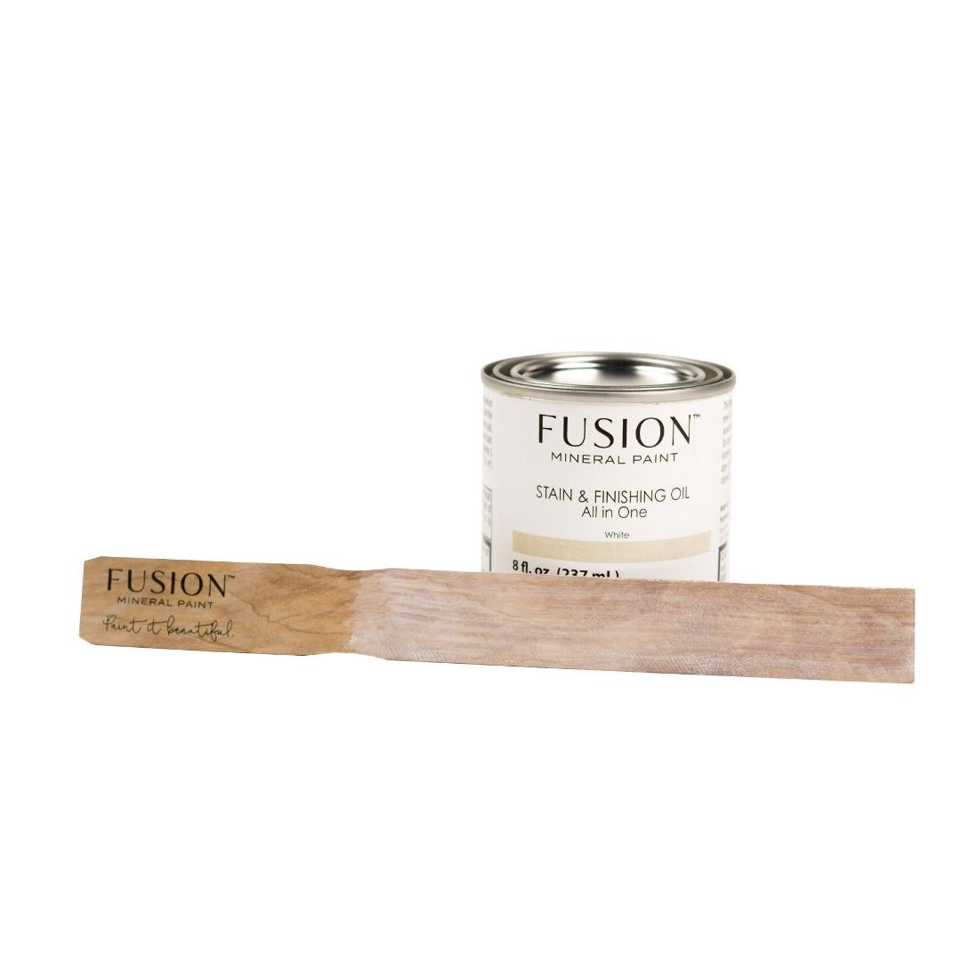 Fusion MIneral Paint sarjan Stain & Finishing oil on pellavaöljy pohjainen ulkokalusteille sopiva öljy. Voi käyttää myös sisätiloissa huonekaluille.