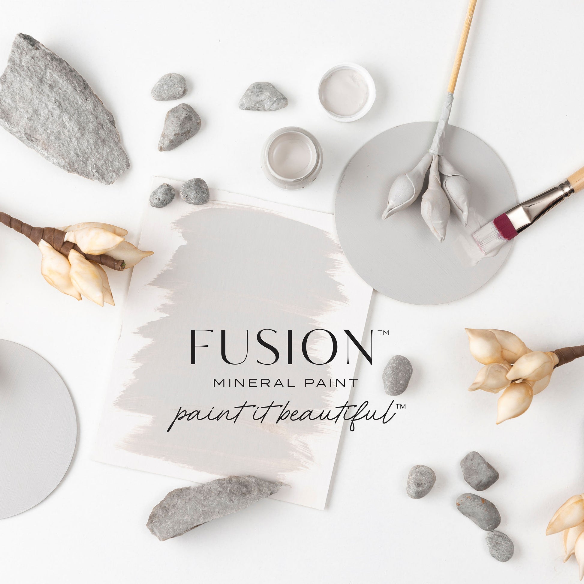 Lämmin kiven harmaa. Tämä lämpimän harmaa sävy on saanut vaikutteita mutkaisista mukulakivikaduista - se on yhtäaikaa romanttinen ja hienostunut. Fusion Mineral Paint on loistava valinta niin diy harrastajalle kuin ammattilaiselle. Entisöinti ja perinnemaalaus onnistuu myös Fusionilla. Sävyjä on yli 60. Fusion on myrkytön ja helppo mineraalimaali. Kalkkimaali ja huonekalumaali kalpenee tämän rinnalla!