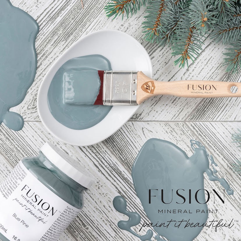 Tämä harmahtava ja hiukan vihertävä sininen on hyvin rauhallinen sävy vaikkapa makuuhuoneeseen. Fusion Mineral Paint on loistava valinta niin diy harrastajalle kuin ammattilaiselle. Entisöinti ja perinnemaalaus onnistuu myös Fusionilla. Sävyjä on yli 60. Fusion on myrkytön ja helppo mineraalimaali. Kalkkimaali ja huonekalumaali kalpenee tämän rinnalla!