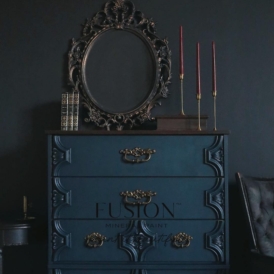 Chestler – monitasoinen sinivihreä, joka loistaa syvää ja luotettavaa vakautta. Tämä sävy saa sinut pysähtymään ja sukeltamaan sen upottaviin syvyyksiin. Fusion Mineral Paint on loistava valinta niin diy harrastajalle kuin ammattilaiselle. Entisöinti ja perinnemaalaus onnistuu myös Fusionilla. Sävyjä on yli 60. Fusion on myrkytön ja helppo mineraalimaali. Kalkkimaali ja huonekalumaali kalpenee tämän rinnalla!