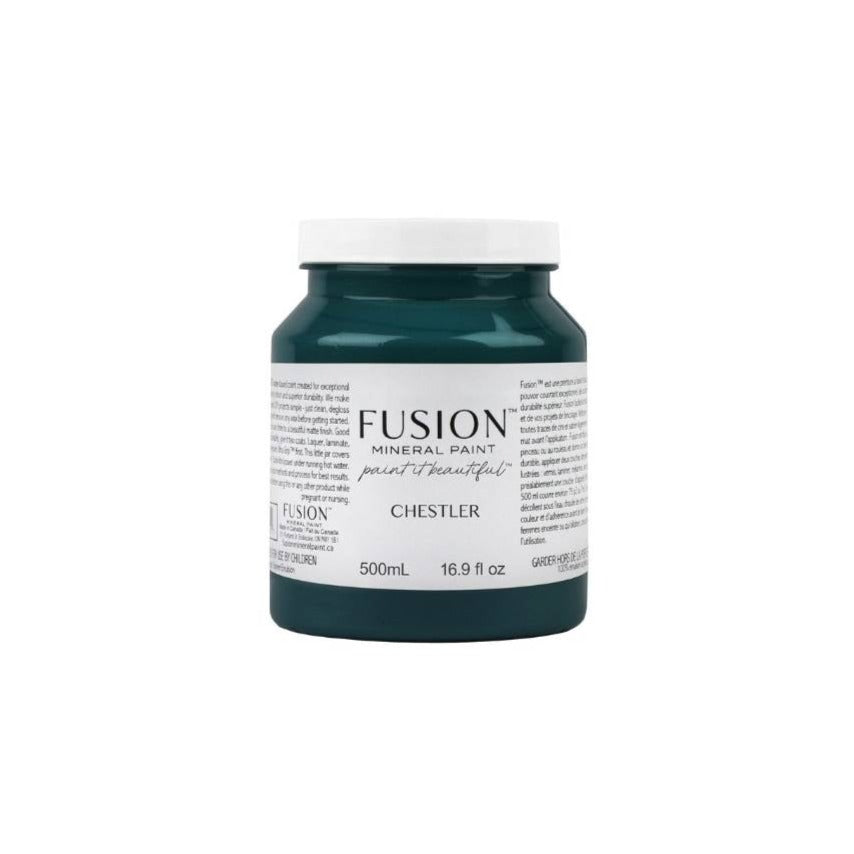 Chestler – monitasoinen sinivihreä, joka loistaa syvää ja luotettavaa vakautta. Tämä sävy saa sinut pysähtymään ja sukeltamaan sen upottaviin syvyyksiin. Fusion Mineral Paint on loistava valinta niin diy harrastajalle kuin ammattilaiselle. Entisöinti ja perinnemaalaus onnistuu myös Fusionilla. Sävyjä on yli 60. Fusion on myrkytön ja helppo mineraalimaali. Kalkkimaali ja huonekalumaali kalpenee tämän rinnalla!