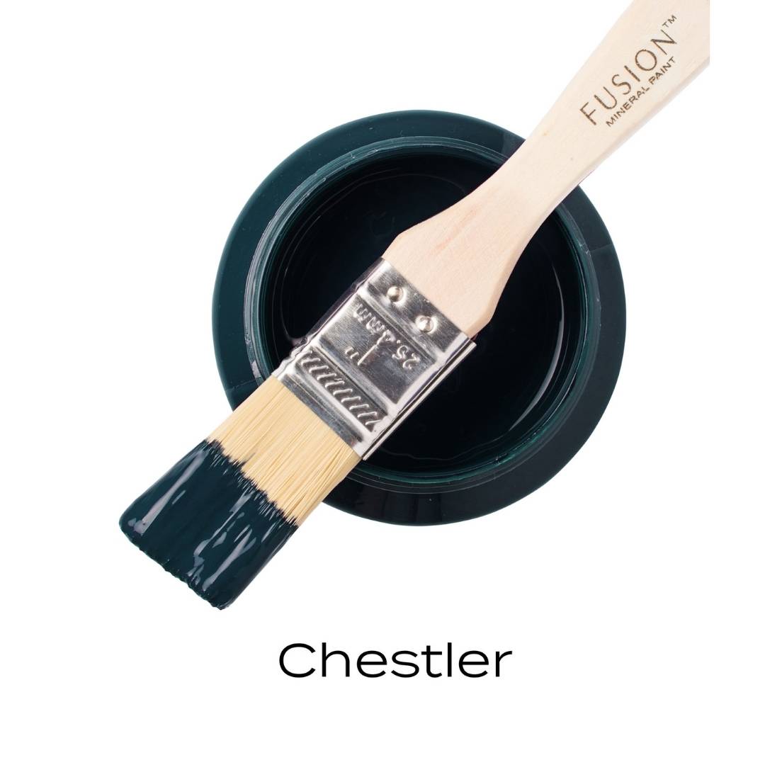 Chestler – monitasoinen sinivihreä, joka loistaa syvää ja luotettavaa vakautta. Tämä sävy saa sinut pysähtymään ja sukeltamaan sen upottaviin syvyyksiin. Fusion Mineral Paint on loistava valinta niin diy harrastajalle kuin ammattilaiselle. Entisöinti ja perinnemaalaus onnistuu myös Fusionilla. Sävyjä on yli 60. Fusion on myrkytön ja helppo mineraalimaali. Kalkkimaali ja huonekalumaali kalpenee tämän rinnalla!