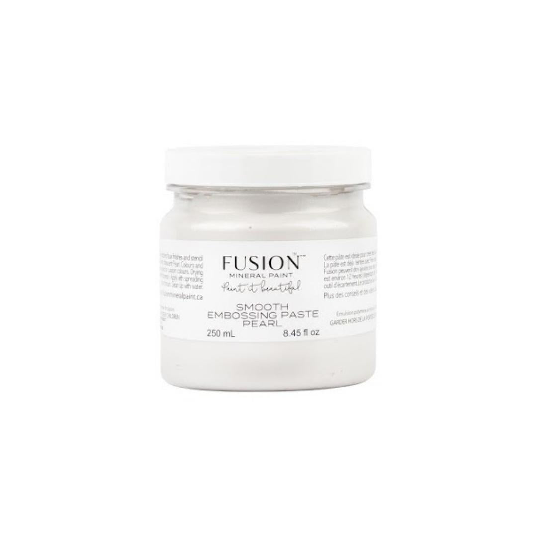 Fusion Mineral Paint Embossing Paste. Embossaus eli kohokuvionti sopii hyvin huonekalujen koristeluun esimerkiksi sabluunan kanssa. 