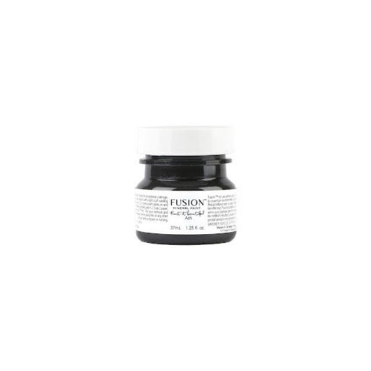Fusion Mineral Paint on loistava valinta niin diy harrastajalle kuin ammattilaiselle. Entisöinti ja perinnemaalaus onnistuu myös Fusionilla. Sävyjä on yli 60. Fusion on myrkytön ja helppo mineraalimaali. Kalkkimaali ja huonekalumaali kalpenee tämän rinnalla! Sävy on pehmeä, rohkea, tumma hiilenharmaa. Melkein musta, olematta kuitenkaan musta.