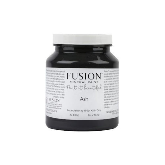 Fusion Mineral Paint on loistava valinta niin diy harrastajalle kuin ammattilaiselle. Entisöinti ja perinnemaalaus onnistuu myös Fusionilla. Sävyjä on yli 60. Fusion on myrkytön ja helppo mineraalimaali. Kalkkimaali ja huonekalumaali kalpenee tämän rinnalla!  Sävy on pehmeä, rohkea, tumma hiilenharmaa. Melkein musta, olematta kuitenkaan musta. 