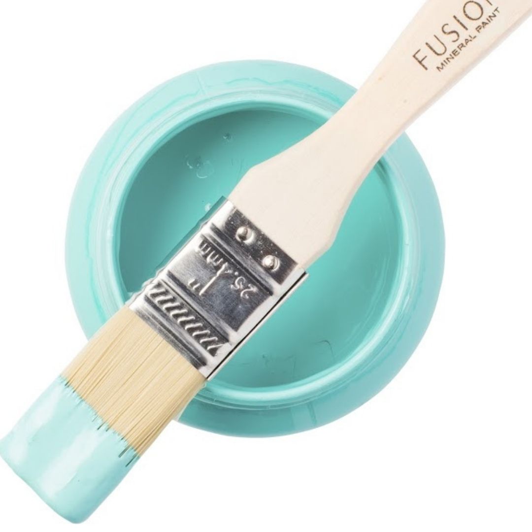 Voimakas, kirkas turkoosi. Azure on upea kirkas turkoosi, joka tuo pienen Välimeren tuulahduksen kotiisi tai puutarhaan! Fusion Mineral Paint on loistava valinta niin diy harrastajalle kuin ammattilaiselle. Entisöinti ja perinnemaalaus onnistuu myös Fusionilla. Sävyjä on yli 60. Fusion on myrkytön ja helppo mineraalimaali. Kalkkimaali ja huonekalumaali kalpenee tämän rinnalla!