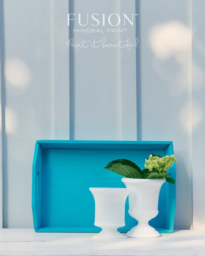 Voimakas, kirkas turkoosi. Azure on upea kirkas turkoosi, joka tuo pienen Välimeren tuulahduksen kotiisi tai puutarhaan! Fusion Mineral Paint on loistava valinta niin diy harrastajalle kuin ammattilaiselle. Entisöinti ja perinnemaalaus onnistuu myös Fusionilla. Sävyjä on yli 60. Fusion on myrkytön ja helppo mineraalimaali. Kalkkimaali ja huonekalumaali kalpenee tämän rinnalla!