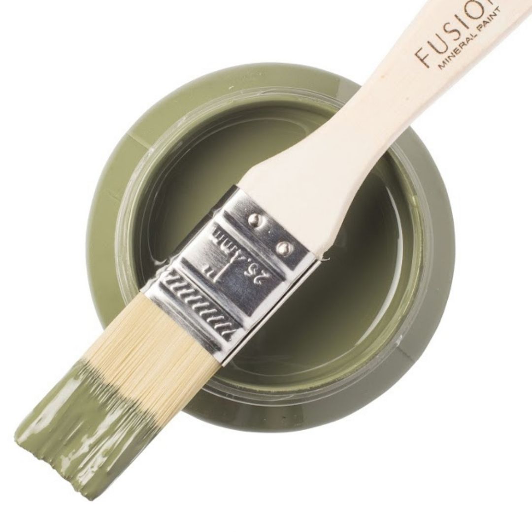 Klassinen murrettu oliivin vihreä. Väri on syvä oliivin vihreä, klassinen luonnon sävy. Ihastuttava yksinään tai yhdistettynä toiseen sävyyn. Fusion Mineral Paint on loistava valinta niin diy harrastajalle kuin ammattilaiselle. Entisöinti ja perinnemaalaus onnistuu myös Fusionilla. Sävyjä on yli 60. Fusion on myrkytön ja helppo mineraalimaali. Kalkkimaali ja huonekalumaali kalpenee tämän rinnalla!