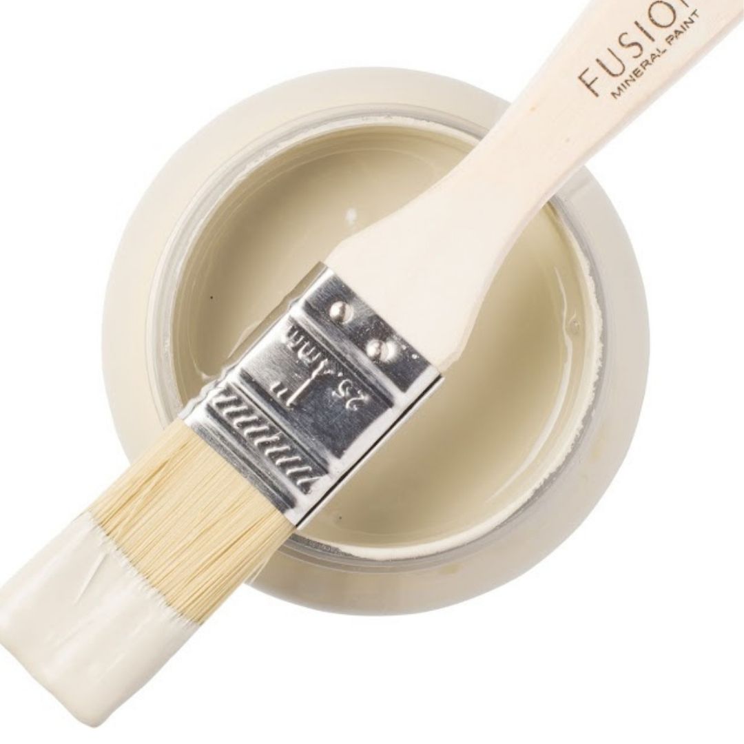 Neutraali, hiukan vihertävä beige. Tämä väri on yksi meidän "jalokivistä", keski-syvä, neutraali beige sävytettynä vahvalla keltaisella. Väri sopii hyvin yhteen Limestone'n, Ash'n ja Fort York Red'n kanssa. Fusion Mineral Paint on loistava valinta niin diy harrastajalle kuin ammattilaiselle. Entisöinti ja perinnemaalaus onnistuu myös Fusionilla. Sävyjä on yli 60. Fusion on myrkytön ja helppo mineraalimaali. Kalkkimaali ja huonekalumaali kalpenee tämän rinnalla!