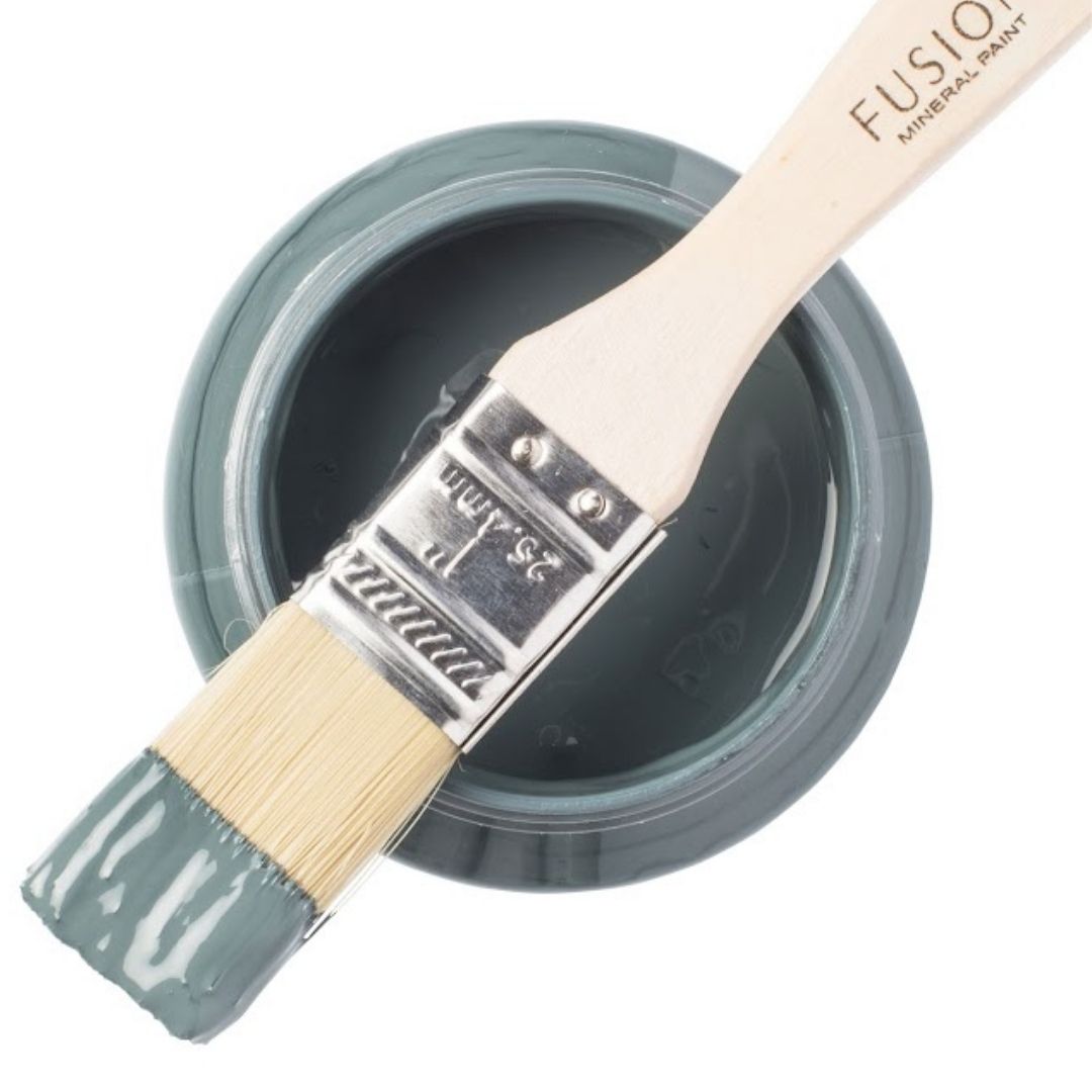Tämä harmahtava ja hiukan vihertävä sininen on hyvin rauhallinen sävy vaikkapa makuuhuoneeseen. Fusion Mineral Paint on loistava valinta niin diy harrastajalle kuin ammattilaiselle. Entisöinti ja perinnemaalaus onnistuu myös Fusionilla. Sävyjä on yli 60. Fusion on myrkytön ja helppo mineraalimaali. Kalkkimaali ja huonekalumaali kalpenee tämän rinnalla!