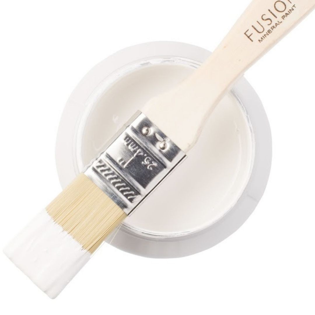 Neutraali lämmin valkoinen. Tämä on yksi suosituin valkoinen, joka sopii erittäin hyvin ihan mihin muuhun sävyyn tahansa! Kokeile itse! Fusion Mineral Paint on loistava valinta niin diy harrastajalle kuin ammattilaiselle. Entisöinti ja perinnemaalaus onnistuu myös Fusionilla. Sävyjä on yli 60. Fusion on myrkytön ja helppo mineraalimaali. Kalkkimaali ja huonekalumaali kalpenee tämän rinnalla!