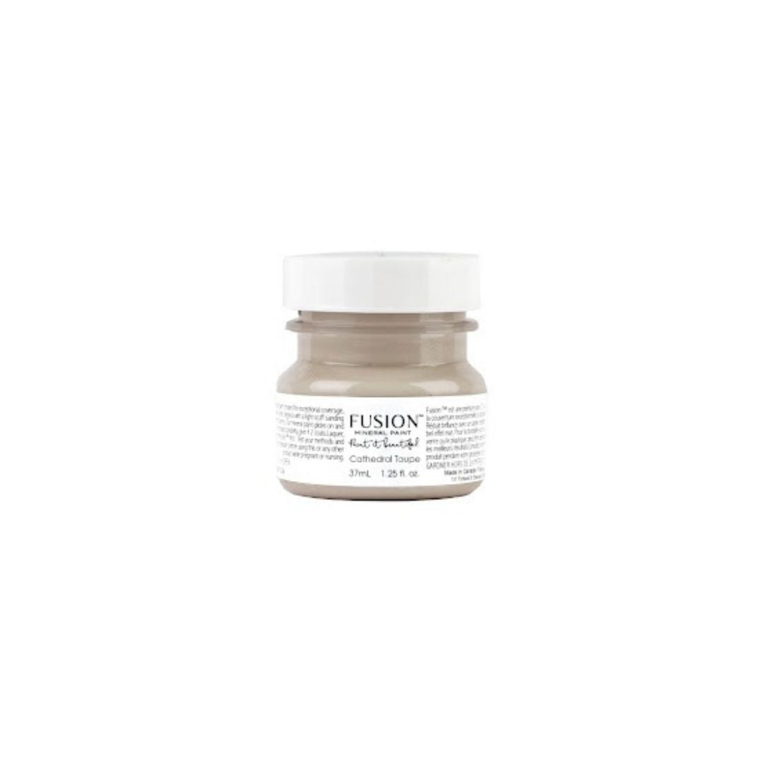 Elegantti tumma beige, taupe Väri pitää sisällään pienen ripauksen pehmeää vaaleanpunaista. Tämä neutraali beige sopii minkä tahansa värin kanssa! Fusion Mineral Paint on loistava valinta niin diy harrastajalle kuin ammattilaiselle. Entisöinti ja perinnemaalaus onnistuu myös Fusionilla. Sävyjä on yli 60. Fusion on myrkytön ja helppo mineraalimaali. Kalkkimaali ja huonekalumaali kalpenee tämän rinnalla!