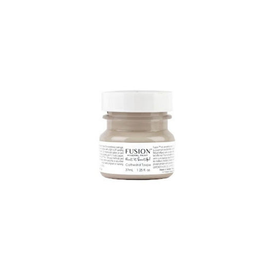 Elegantti tumma beige, taupe Väri pitää sisällään pienen ripauksen pehmeää vaaleanpunaista. Tämä neutraali beige sopii minkä tahansa värin kanssa! Fusion Mineral Paint on loistava valinta niin diy harrastajalle kuin ammattilaiselle. Entisöinti ja perinnemaalaus onnistuu myös Fusionilla. Sävyjä on yli 60. Fusion on myrkytön ja helppo mineraalimaali. Kalkkimaali ja huonekalumaali kalpenee tämän rinnalla!