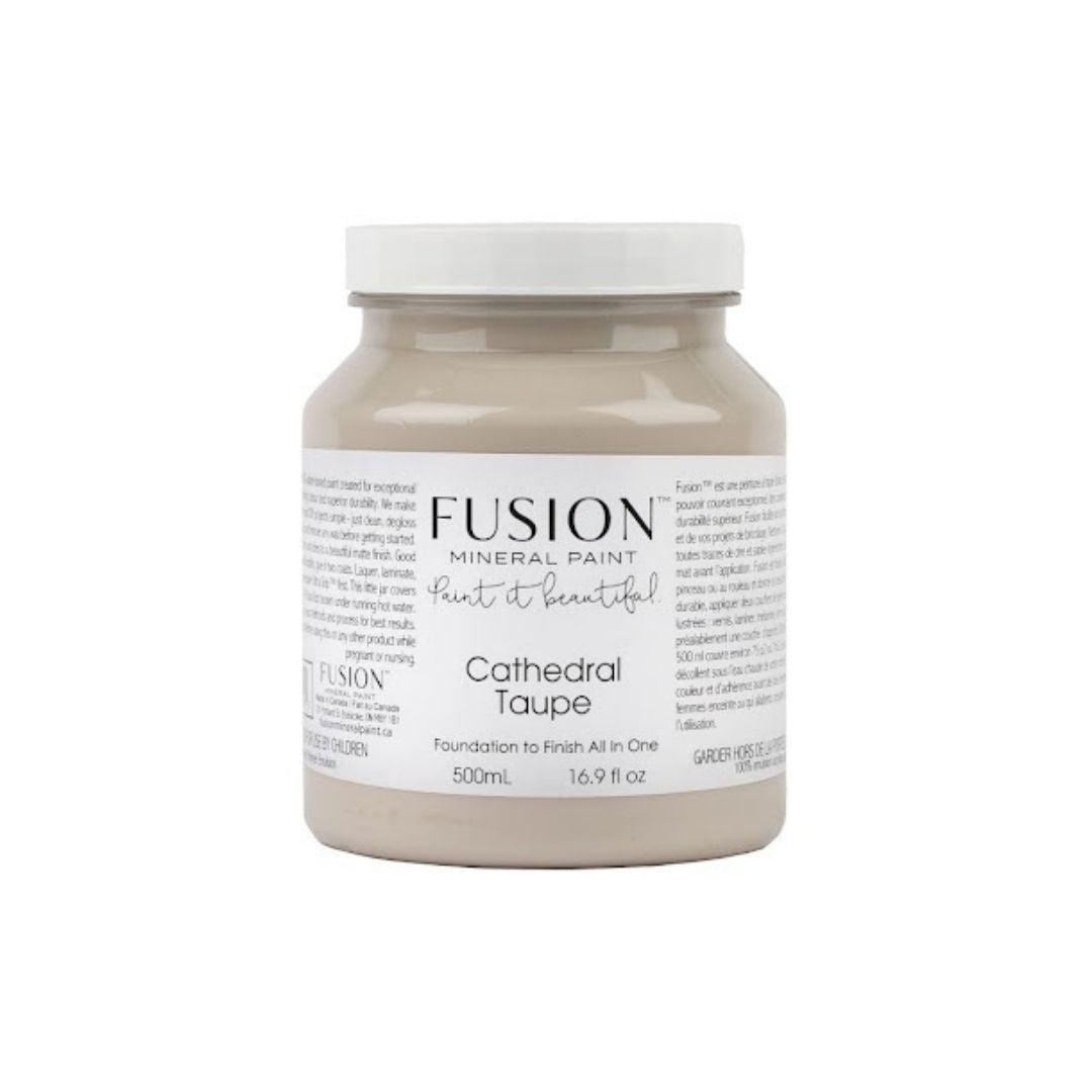 Elegantti tumma beige, taupe  Väri pitää sisällään pienen ripauksen pehmeää vaaleanpunaista. Tämä neutraali beige sopii minkä tahansa värin kanssa! Fusion Mineral Paint on loistava valinta niin diy harrastajalle kuin ammattilaiselle. Entisöinti ja perinnemaalaus onnistuu myös Fusionilla. Sävyjä on yli 60. Fusion on myrkytön ja helppo mineraalimaali. Kalkkimaali ja huonekalumaali kalpenee tämän rinnalla! 