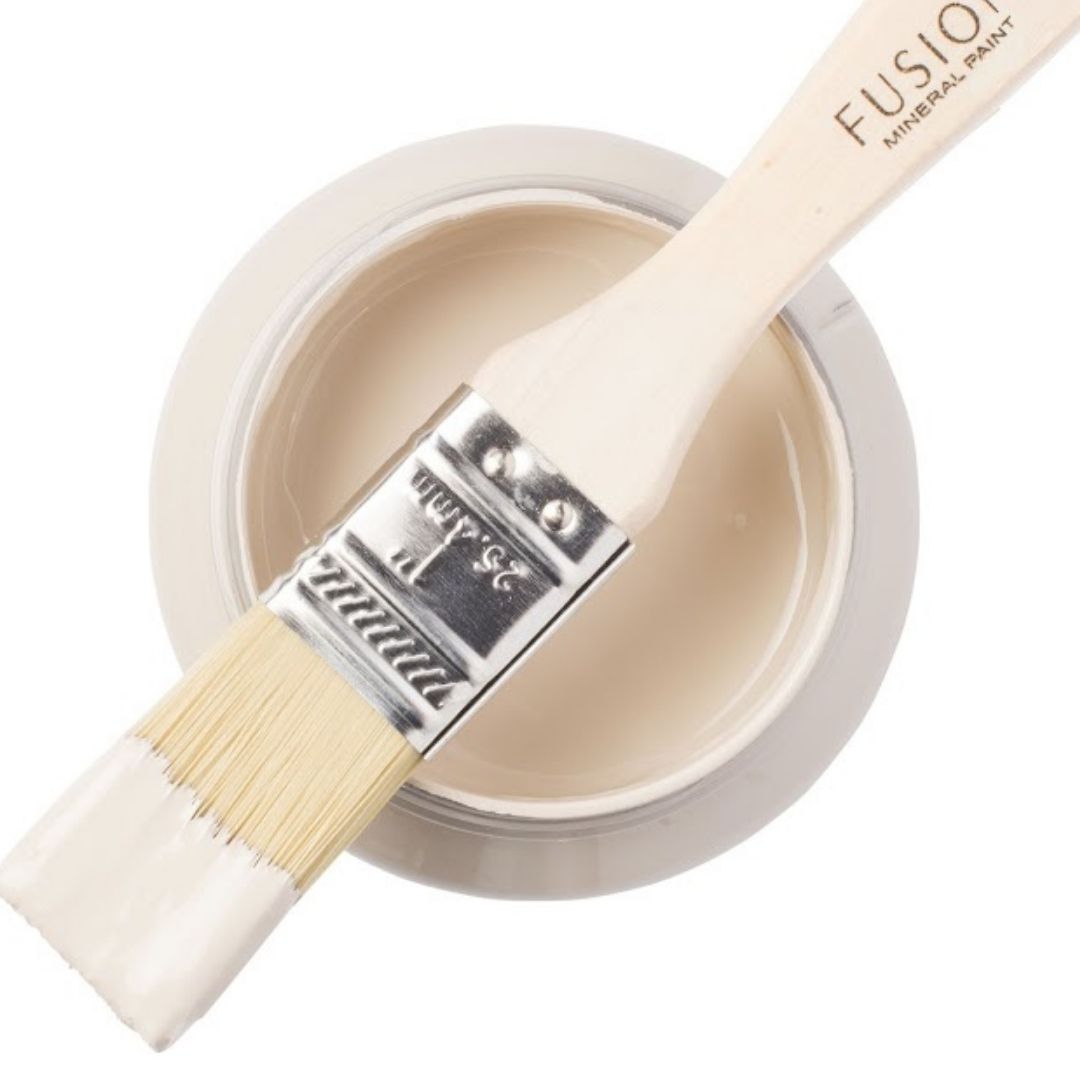 Elegantti tumma beige, taupe Väri pitää sisällään pienen ripauksen pehmeää vaaleanpunaista. Tämä neutraali beige sopii minkä tahansa värin kanssa! Fusion Mineral Paint on loistava valinta niin diy harrastajalle kuin ammattilaiselle. Entisöinti ja perinnemaalaus onnistuu myös Fusionilla. Sävyjä on yli 60. Fusion on myrkytön ja helppo mineraalimaali. Kalkkimaali ja huonekalumaali kalpenee tämän rinnalla!