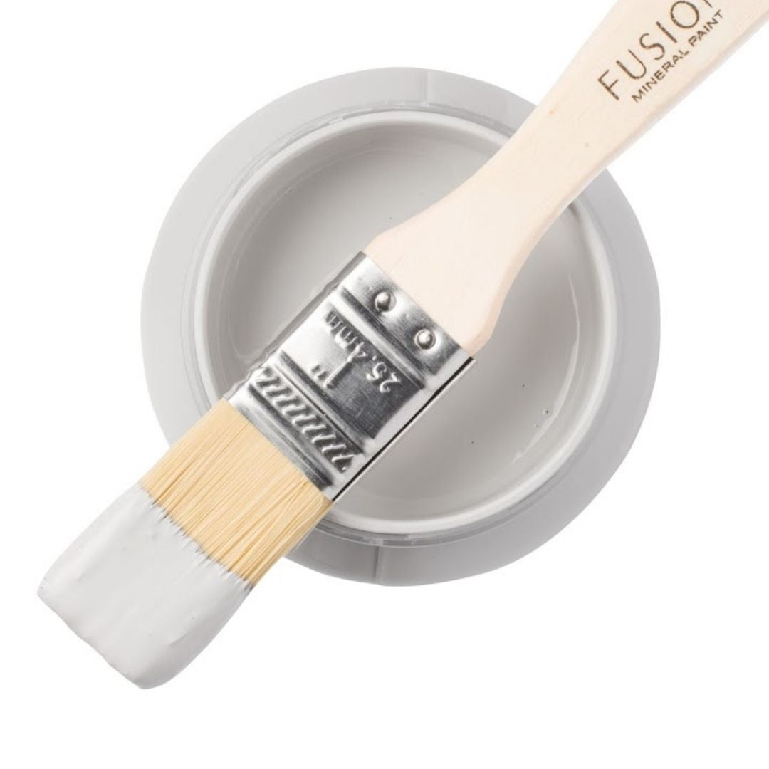 Lämmin kiven harmaa. Tämä lämpimän harmaa sävy on saanut vaikutteita mutkaisista mukulakivikaduista - se on yhtäaikaa romanttinen ja hienostunut. Fusion Mineral Paint on loistava valinta niin diy harrastajalle kuin ammattilaiselle. Entisöinti ja perinnemaalaus onnistuu myös Fusionilla. Sävyjä on yli 60. Fusion on myrkytön ja helppo mineraalimaali. Kalkkimaali ja huonekalumaali kalpenee tämän rinnalla!