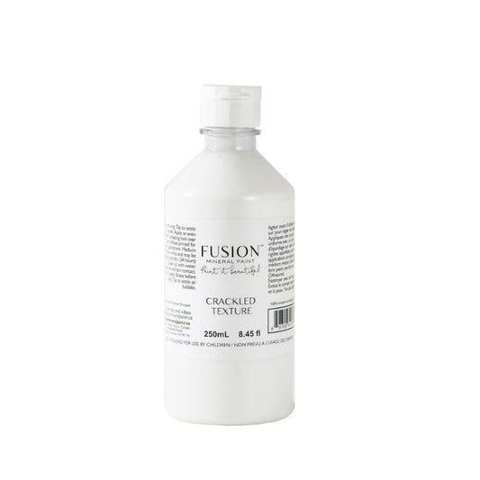 Fusion™ Crackled Texturella saat upean, vanhan, halkeilleen maalin ulkonäön tuotteeseen. Pohjamaalaa tuote yhdellä värillä, lisää krakleerausaine kun pohjamaali on kuivunut, anna kuivua ja maalaa sen päälle tai jätä sellaiseksi. Crackled Texture on tehty samoista korkealaatuisista ainesosista kuin Fusion™ Mineral Paint ja tarttuu lähes kaikkiin mihin Fusion™. 