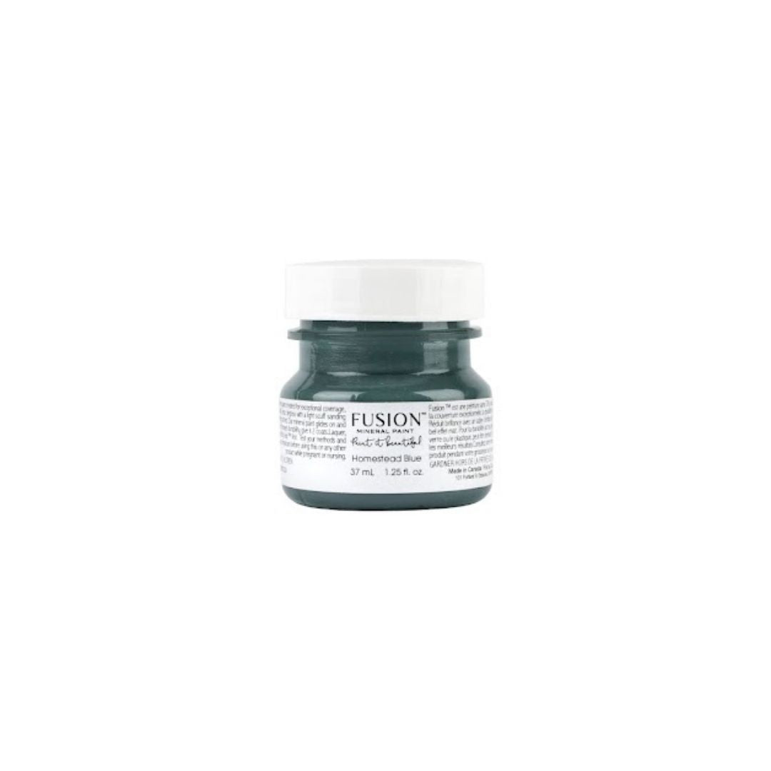 Tämä vanha sininen on ollut Fusion™ valikoimissa yli 20 vuotta. Harmahtava ja himmeä sinivihreä, teal tai petrooli, joka sopii hyvin syvien keltaisten, punaisten tai kaikkien neutraalien värien kanssa. Fusion Mineral Paint on loistava valinta niin diy harrastajalle kuin ammattilaiselle. Entisöinti ja perinnemaalaus onnistuu myös Fusionilla. Sävyjä on yli 60. Fusion on myrkytön ja helppo mineraalimaali. Kalkkimaali ja huonekalumaali kalpenee tämän rinnalla!
