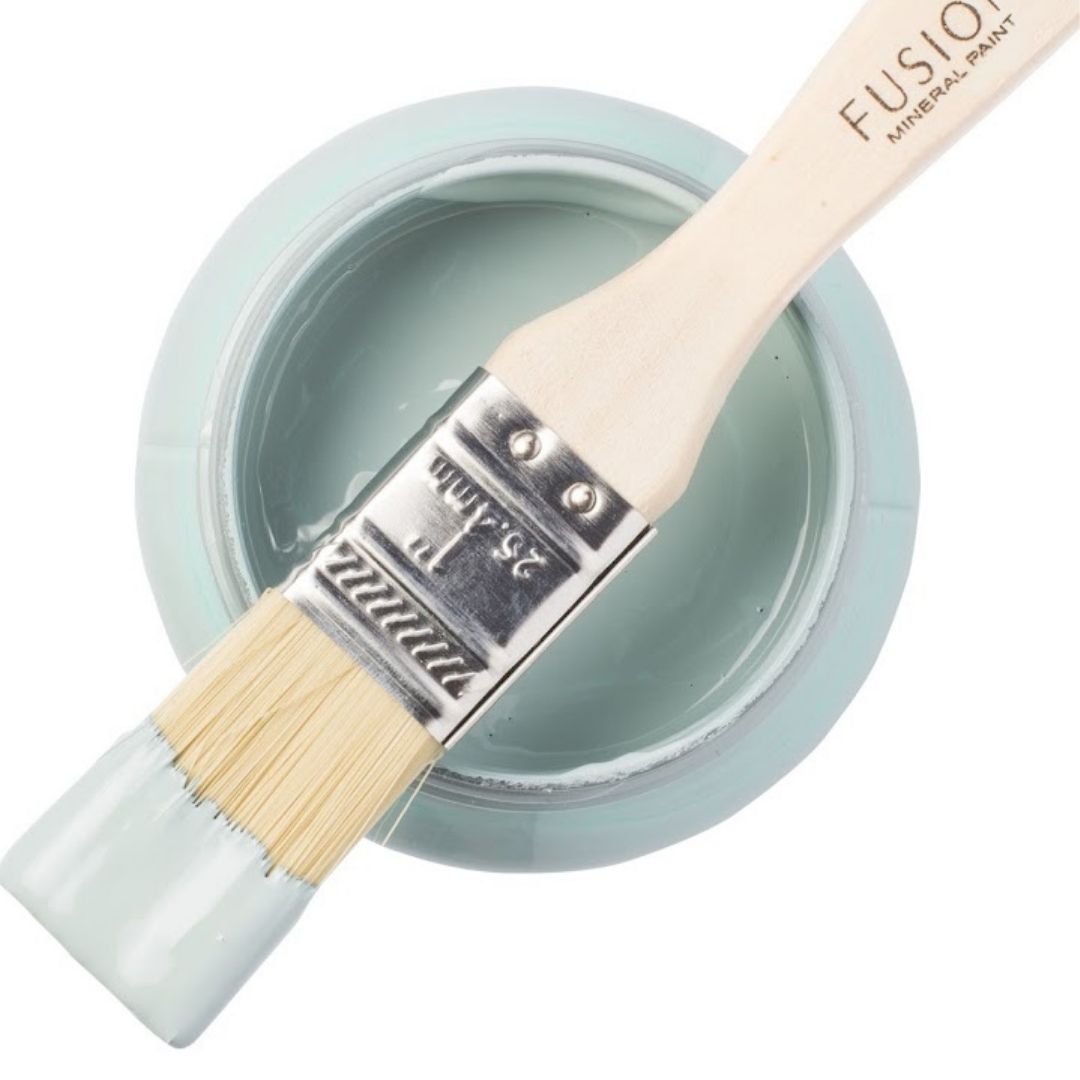 Jotain lainattua, jotain sinistä. Heirloom on kodikas, klassinen sininen, joka on täydellinen antamaan uuden elämän vanhoille ja kuluneille kalusteille. Fusion Mineral Paint on loistava valinta niin diy harrastajalle kuin ammattilaiselle. Entisöinti ja perinnemaalaus onnistuu myös Fusionilla. Sävyjä on yli 60. Fusion on myrkytön ja helppo mineraalimaali. Kalkkimaali ja huonekalumaali kalpenee tämän rinnalla!