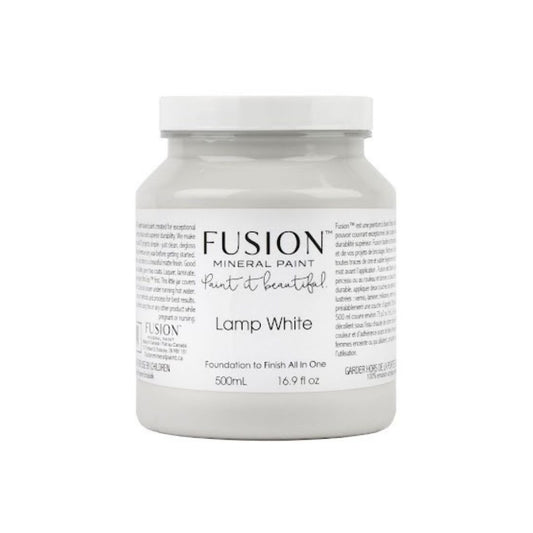 Tämä neutraali, viileä valkoinen sisältää ripauksen harmaata. Fusion Mineral Paint on loistava valinta niin diy harrastajalle kuin ammattilaiselle. Entisöinti ja perinnemaalaus onnistuu myös Fusionilla. Sävyjä on yli 60. Fusion on myrkytön ja helppo mineraalimaali. Kalkkimaali ja huonekalumaali kalpenee tämän rinnalla! 