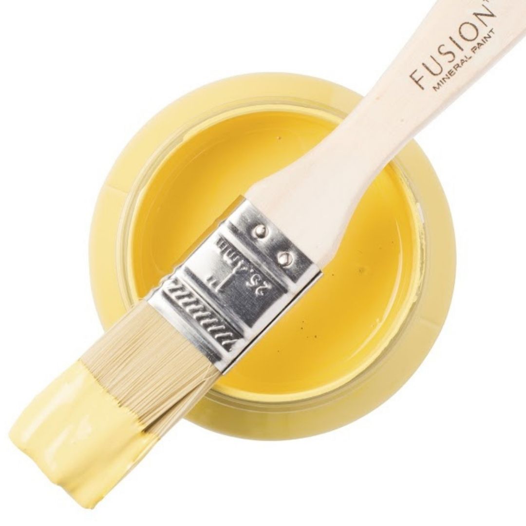 Tämä voimakas keltainen tuo aimo annoksen auringonpaistetta mihin tahansa kohteeseen. Se on yhtä kirkas kuin kesäinen päivä ollen helposti huomion keskipisteenä. Fusion Mineral Paint on loistava valinta niin diy harrastajalle kuin ammattilaiselle. Entisöinti ja perinnemaalaus onnistuu myös Fusionilla. Sävyjä on yli 60. Fusion on myrkytön ja helppo mineraalimaali. Kalkkimaali ja huonekalumaali kalpenee tämän rinnalla!