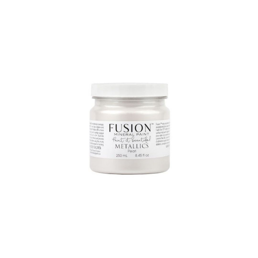 Kaunis helmiäishohtoinen Pearl Metallic saa sinut hämmästymään. Täydellinen tuote antamaan kevyen helmiäiskorostuksen, joka toimii kauniisti lähes minkä kanssa tahansa. Fusion Mineral Paint on loistava valinta niin diy harrastajalle kuin ammattilaiselle. Entisöinti ja perinnemaalaus onnistuu myös Fusionilla. Sävyjä on yli 60. Fusion on myrkytön ja helppo mineraalimaali. Kalkkimaali ja huonekalumaali kalpenee tämän rinnalla!