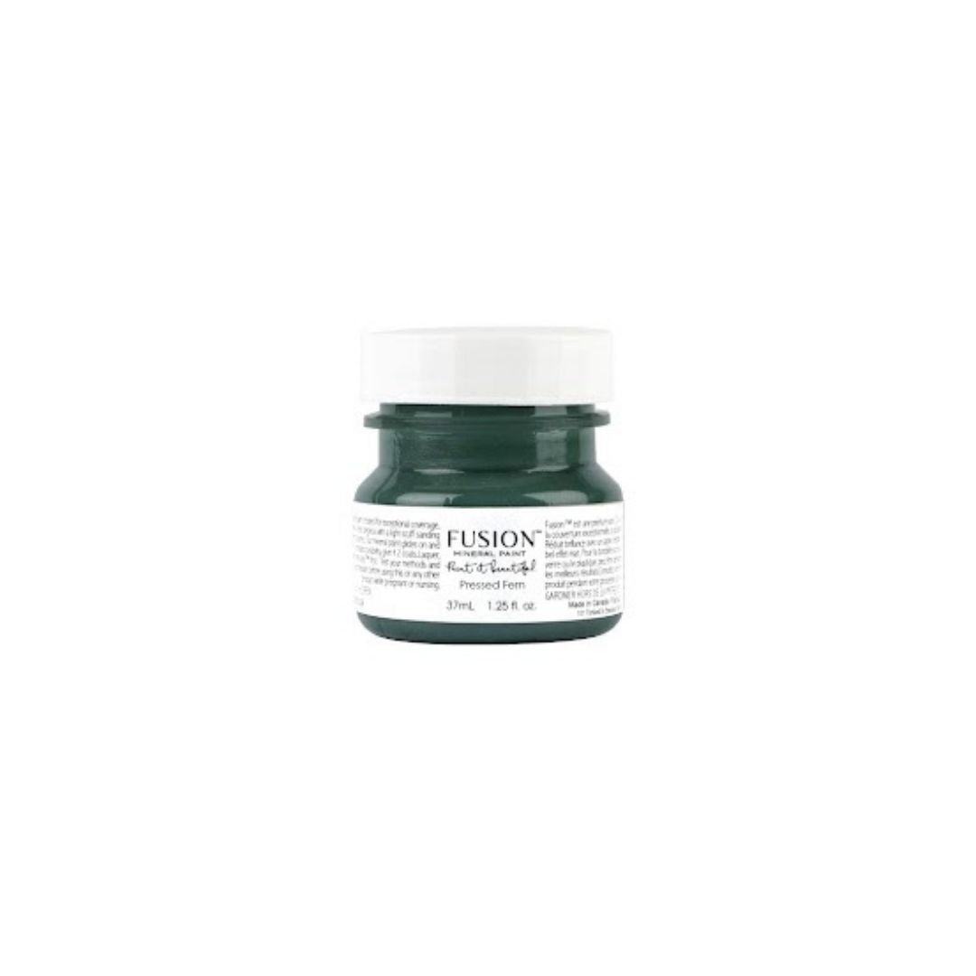 Hieman siniseen taittava tummanvihreä. Fusion Mineral Paint on loistava valinta niin diy harrastajalle kuin ammattilaiselle. Entisöinti ja perinnemaalaus onnistuu myös Fusionilla. Sävyjä on yli 60. Fusion on myrkytön ja helppo mineraalimaali. Kalkkimaali ja huonekalumaali kalpenee tämän rinnalla!