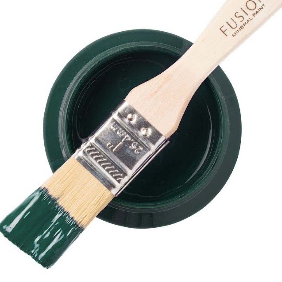 Hieman siniseen taittava tummanvihreä. Fusion Mineral Paint on loistava valinta niin diy harrastajalle kuin ammattilaiselle. Entisöinti ja perinnemaalaus onnistuu myös Fusionilla. Sävyjä on yli 60. Fusion on myrkytön ja helppo mineraalimaali. Kalkkimaali ja huonekalumaali kalpenee tämän rinnalla!