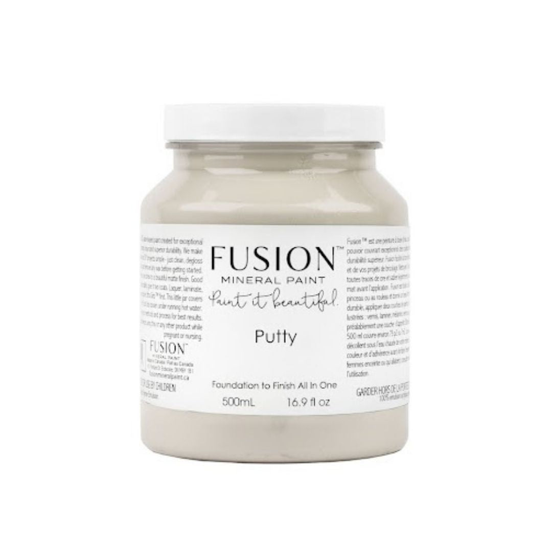 Hienostunut harmaaseen taittava beige. Hienostunut, neutraali sekoitus beigeä ja harmaata, jota voit käyttää minkä muun värin kanssa tahansa. Fusion Mineral Paint on loistava valinta niin diy harrastajalle kuin ammattilaiselle. Entisöinti ja perinnemaalaus onnistuu myös Fusionilla. Sävyjä on yli 60. Fusion on myrkytön ja helppo mineraalimaali. Kalkkimaali ja huonekalumaali kalpenee tämän rinnalla!