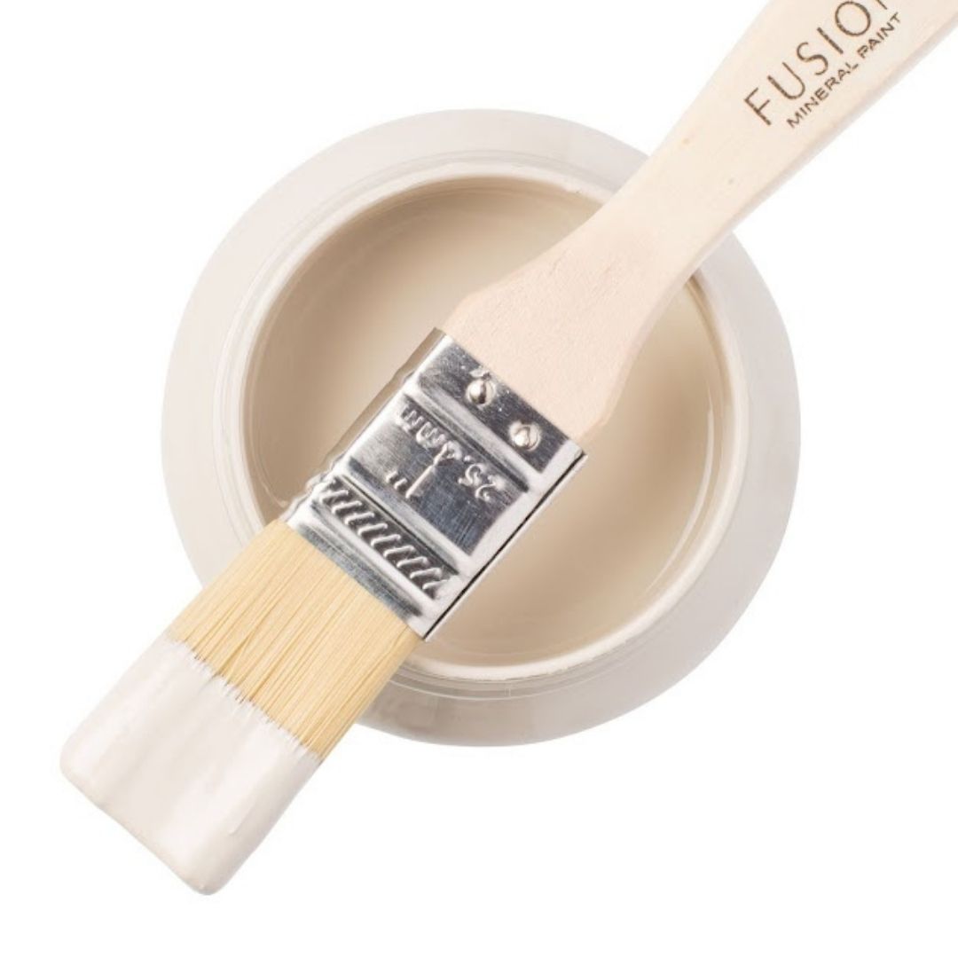 Hienostunut harmaaseen taittava beige. Hienostunut, neutraali sekoitus beigeä ja harmaata, jota voit käyttää minkä muun värin kanssa tahansa. Fusion Mineral Paint on loistava valinta niin diy harrastajalle kuin ammattilaiselle. Entisöinti ja perinnemaalaus onnistuu myös Fusionilla. Sävyjä on yli 60. Fusion on myrkytön ja helppo mineraalimaali. Kalkkimaali ja huonekalumaali kalpenee tämän rinnalla!