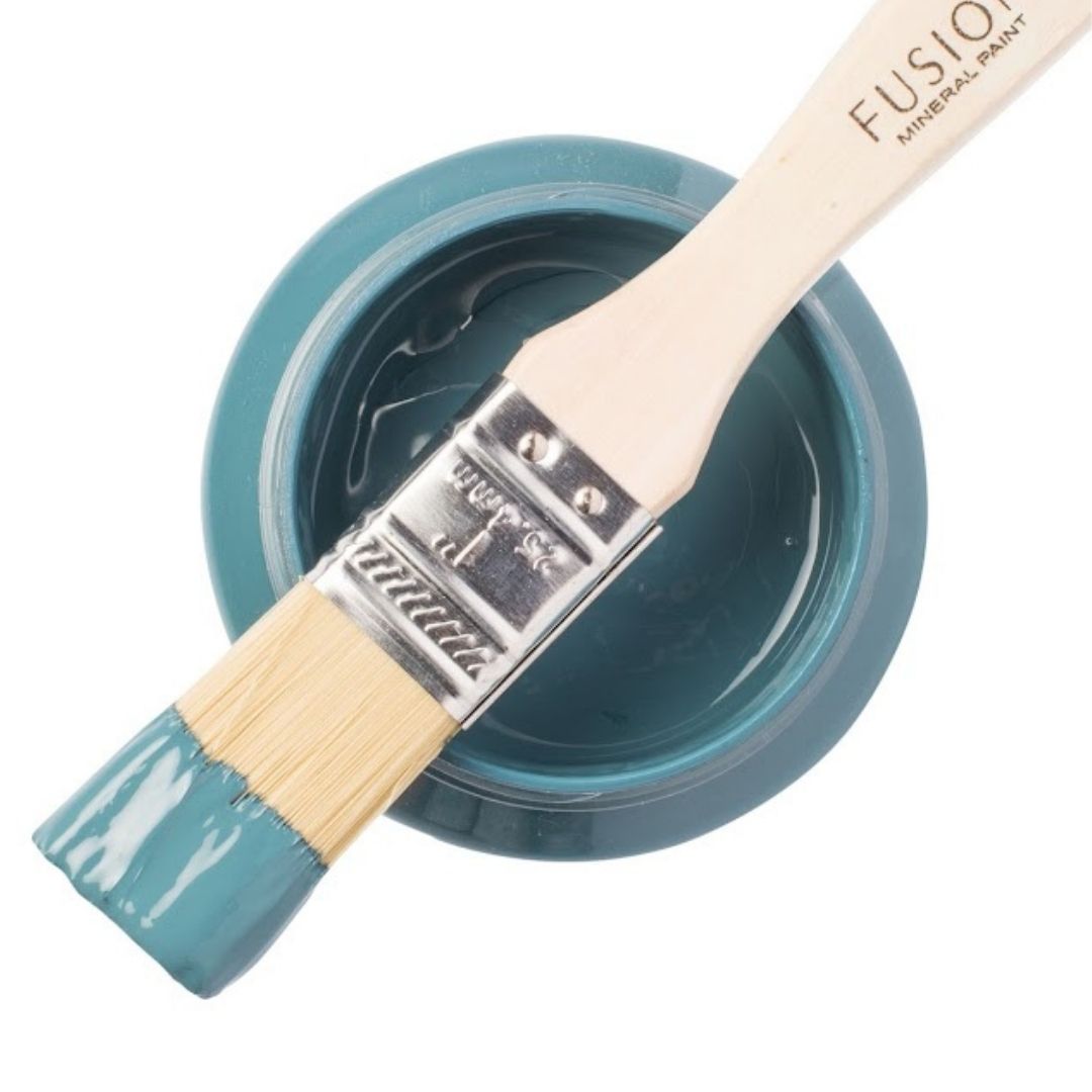 Petrooli, teal, vihreään taittava upea sininen. Seaside on täydellinen, syvä rannikon sininen. Fusion Mineral Paint on loistava valinta niin diy harrastajalle kuin ammattilaiselle. Entisöinti ja perinnemaalaus onnistuu myös Fusionilla. Sävyjä on yli 60. Fusion on myrkytön ja helppo mineraalimaali. Kalkkimaali ja huonekalumaali kalpenee tämän rinnalla!