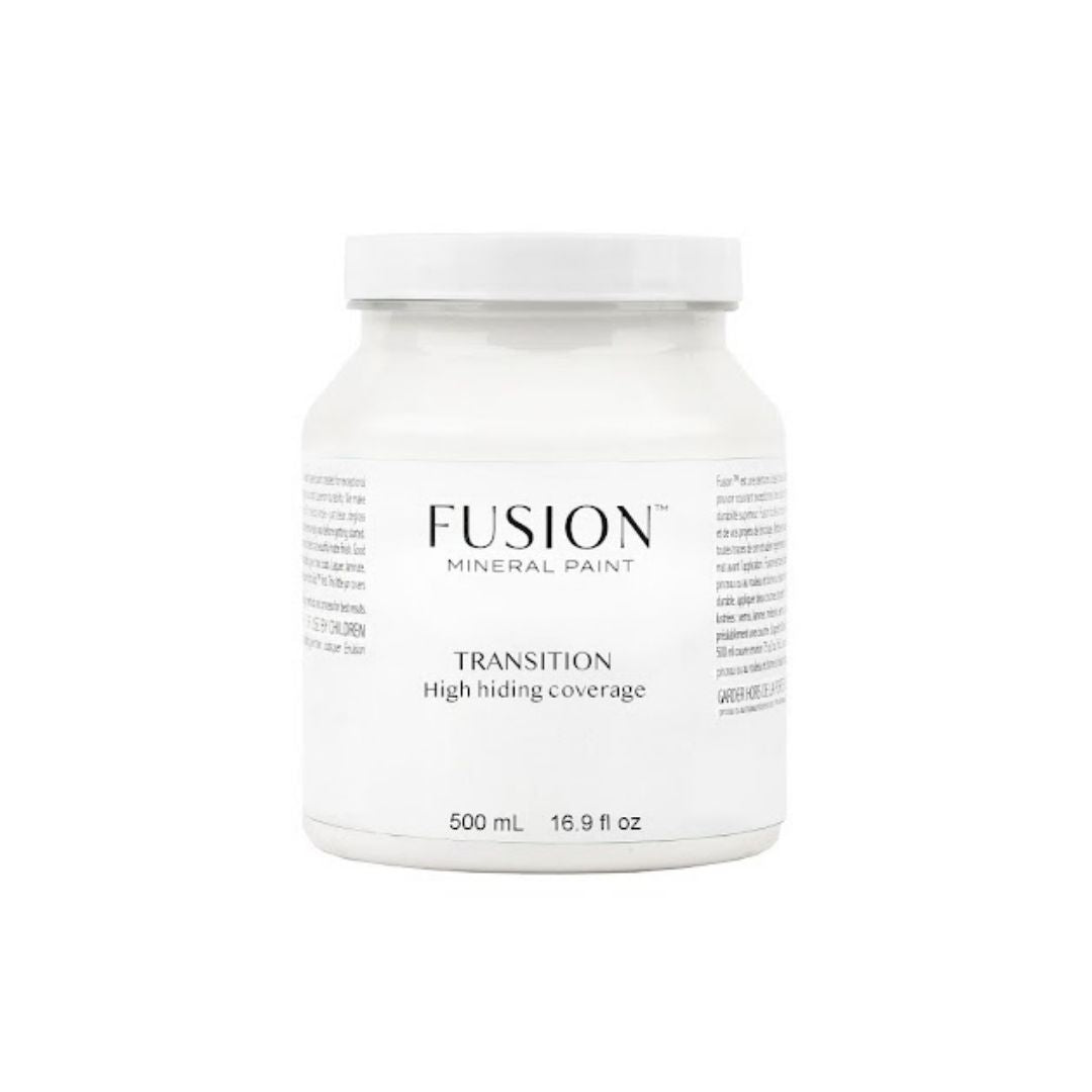 Fusion™ Mineral Paint Transition'a käytetään neutralisoimaan värejä, kun maalataan tummasta vaaleaan tai päinvastoin. Sen ansiosta et tarvitse niin paljon pintamaalia. Tämä neutraali harmaa on täydellinen neutralisoija!