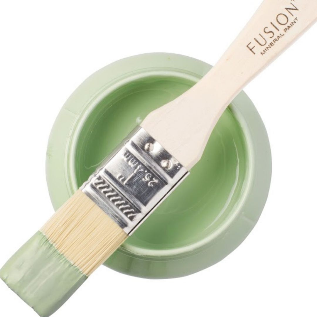 Kirkas ja herkullinen omenan vihreä. Väri sopii mainiosti kaikkien keltaisten kanssa - olipa sävy sitten matta tai kirkas. Kokeile valkoisen viereen ja huomaa kuinka tämä sävy loistaa! Fusion Mineral Paint on loistava valinta niin diy harrastajalle kuin ammattilaiselle. Entisöinti ja perinnemaalaus onnistuu myös Fusionilla. Sävyjä on yli 60. Fusion on myrkytön ja helppo mineraalimaali. Kalkkimaali ja huonekalumaali kalpenee tämän rinnalla!