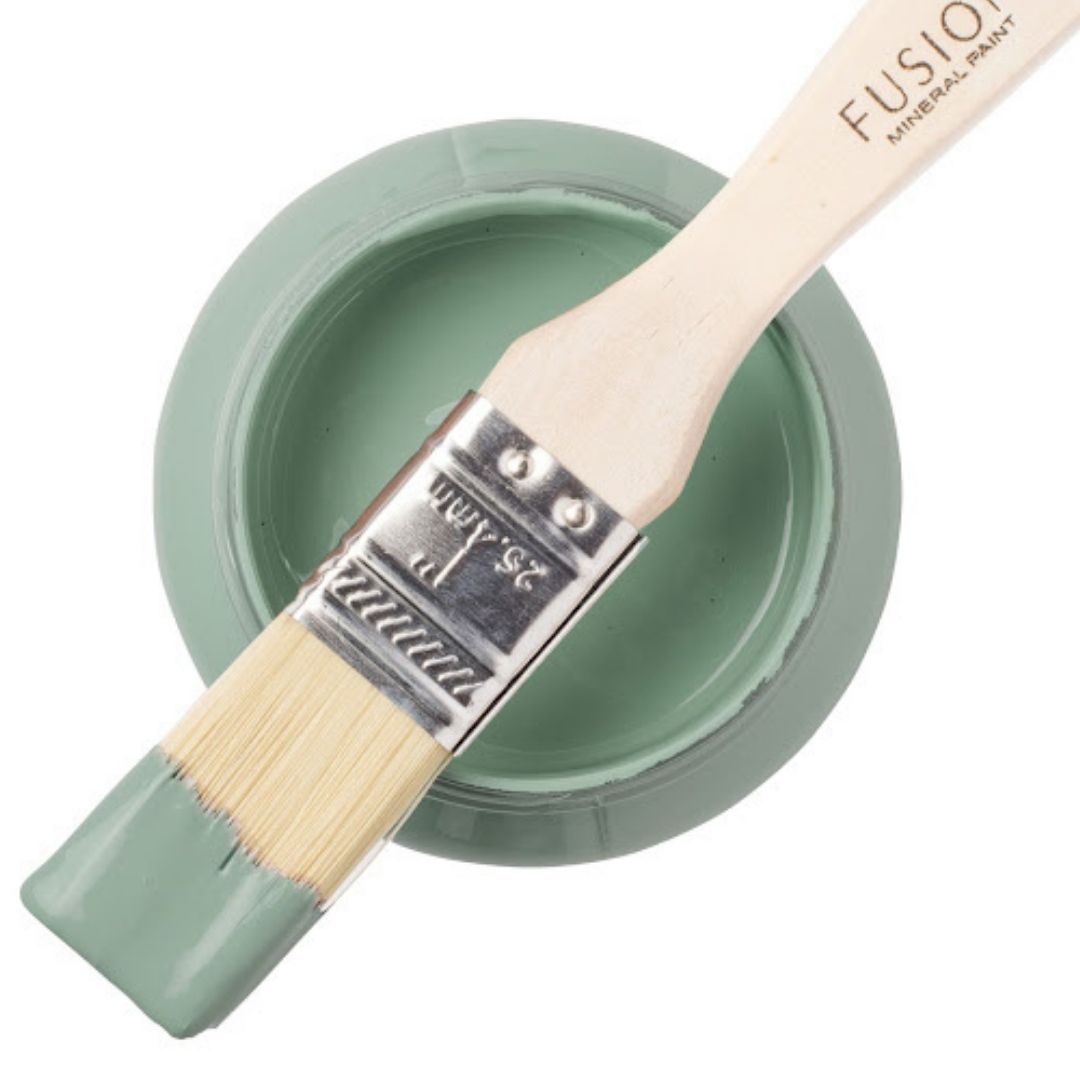 Sinertävän vihreä vai vihertävän sininen? Tämä ankanmunan kuoren värinen on molempia! Upea ja herkkä vaalea sävy. Fusion Mineral Paint on loistava valinta niin diy harrastajalle kuin ammattilaiselle. Entisöinti ja perinnemaalaus onnistuu myös Fusionilla. Sävyjä on yli 60. Fusion on myrkytön ja helppo mineraalimaali. Kalkkimaali ja huonekalumaali kalpenee tämän rinnalla!