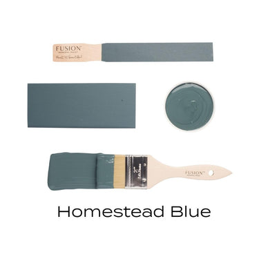 Fusion™ Homestead Blue – murretun sininen mineraalimaalin sävy käsin maalatulla vanerisella värimallilla.
